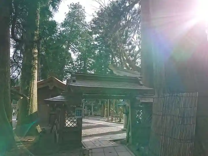 白山比咩神社の山門・神門