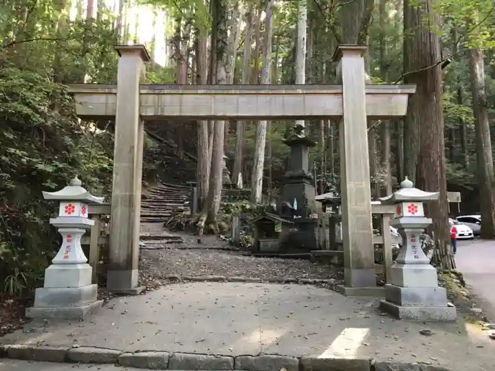 七面山敬慎院の鳥居