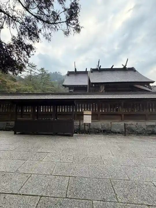 出雲大社の{uncategorized: "未分類", other: "その他", undefined: "問題あり", building: "その他建物", grave: "お墓", sacred_gate: "鳥居", guardian: "狛犬", statue: "像", buddha: "仏像", history: "歴史", nature: "自然", garden: "庭園", animal: "動物", pagoda: "塔", temizu: "手水舎", mountain_gate: "山門・神門", sanctuary: "本殿・本堂", subordinate: "末社・摂社", art: "芸術", scenery: "景色", jizo: "地蔵", ema: "絵馬", goshuin: "御朱印", omikuji: "おみくじ", items: "授与品その他", amulet: "お守り", goshuincho: "御朱印帳", eats: "食事", festival: "お祭り", votive_dance: "神楽", shichigosan: "七五三参", wedding: "結婚式", experience: "体験その他", initially: "初詣", around: "周辺", anti_infection: "感染症対策"}