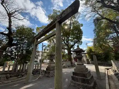 七所神社の{uncategorized: "未分類", other: "その他", undefined: "問題あり", building: "その他建物", grave: "お墓", sacred_gate: "鳥居", guardian: "狛犬", statue: "像", buddha: "仏像", history: "歴史", nature: "自然", garden: "庭園", animal: "動物", pagoda: "塔", temizu: "手水舎", mountain_gate: "山門・神門", sanctuary: "本殿・本堂", subordinate: "末社・摂社", art: "芸術", scenery: "景色", jizo: "地蔵", ema: "絵馬", goshuin: "御朱印", omikuji: "おみくじ", items: "授与品その他", amulet: "お守り", goshuincho: "御朱印帳", eats: "食事", festival: "お祭り", votive_dance: "神楽", shichigosan: "七五三参", wedding: "結婚式", experience: "体験その他", initially: "初詣", around: "周辺", anti_infection: "感染症対策"}