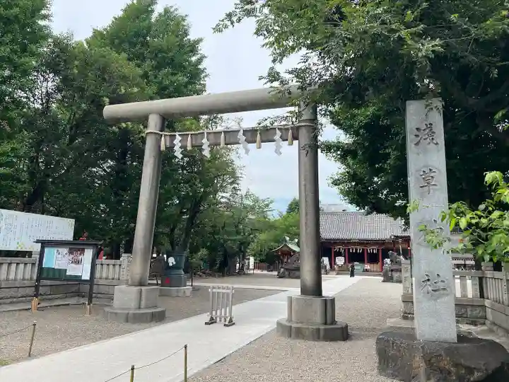 浅草神社の鳥居