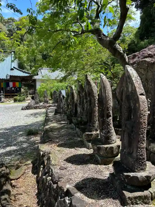 摩訶耶寺の{uncategorized: "未分類", other: "その他", undefined: "問題あり", building: "その他建物", grave: "お墓", sacred_gate: "鳥居", guardian: "狛犬", statue: "像", buddha: "仏像", history: "歴史", nature: "自然", garden: "庭園", animal: "動物", pagoda: "塔", temizu: "手水舎", mountain_gate: "山門・神門", sanctuary: "本殿・本堂", subordinate: "末社・摂社", art: "芸術", scenery: "景色", jizo: "地蔵", ema: "絵馬", goshuin: "御朱印", omikuji: "おみくじ", items: "授与品その他", amulet: "お守り", goshuincho: "御朱印帳", eats: "食事", festival: "お祭り", votive_dance: "神楽", shichigosan: "七五三参", wedding: "結婚式", experience: "体験その他", initially: "初詣", around: "周辺", anti_infection: "感染症対策"}