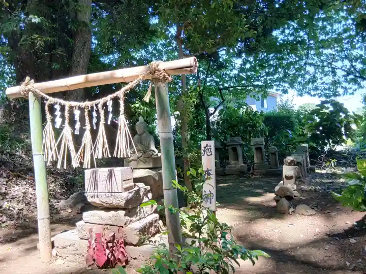 八幡社の{uncategorized: "未分類", other: "その他", undefined: "問題あり", building: "その他建物", grave: "お墓", sacred_gate: "鳥居", guardian: "狛犬", statue: "像", buddha: "仏像", history: "歴史", nature: "自然", garden: "庭園", animal: "動物", pagoda: "塔", temizu: "手水舎", mountain_gate: "山門・神門", sanctuary: "本殿・本堂", subordinate: "末社・摂社", art: "芸術", scenery: "景色", jizo: "地蔵", ema: "絵馬", goshuin: "御朱印", omikuji: "おみくじ", items: "授与品その他", amulet: "お守り", goshuincho: "御朱印帳", eats: "食事", festival: "お祭り", votive_dance: "神楽", shichigosan: "七五三参", wedding: "結婚式", experience: "体験その他", initially: "初詣", around: "周辺", anti_infection: "感染症対策"}