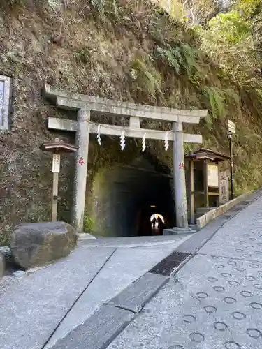 銭洗弁財天宇賀福神社の鳥居