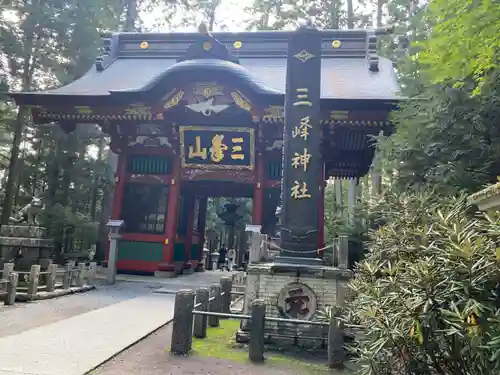 三峯神社の山門