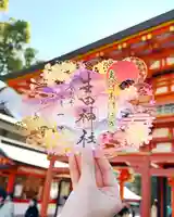 切り絵御朱印【春はあけぼの】
清少納言の随筆『枕草子』の冒頭を飾る「春は夜がほのぼのと明けようとする夜明けの頃がいい(趣がある)」という「春はあけぼの」の文字を配し、春の夜明けの情景をイメージし、切り絵で表現いたしました。
新しい出会いの季節でもあるこの「春」が、たくさんの良き御縁に結ばれる麗しい季節となることをお祈りいたします。
※デザインの一部を通常のレーザーカットではなく、レーザーの出力を調整し、紙を削る技法(ハーフカット)にて他には無い表現をしております。
授与期間:令和8年3月1日〜3月31日
※状況により無くなる場合もございます。
初穂料:1,000円
https://ikutajinja.official.ec/items/136430561