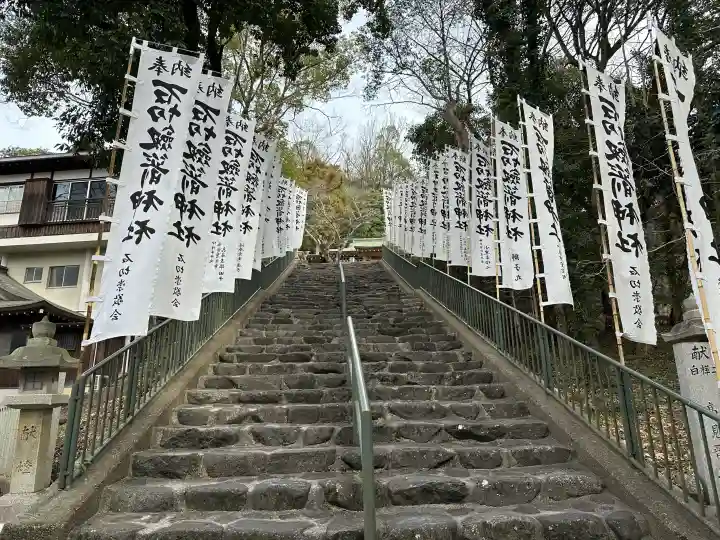 石切劔箭神社上之社の{uncategorized: "未分類", other: "その他", undefined: "問題あり", building: "その他建物", grave: "お墓", sacred_gate: "鳥居", guardian: "狛犬", statue: "像", buddha: "仏像", history: "歴史", nature: "自然", garden: "庭園", animal: "動物", pagoda: "塔", temizu: "手水舎", mountain_gate: "山門・神門", sanctuary: "本殿・本堂", subordinate: "末社・摂社", art: "芸術", scenery: "景色", jizo: "地蔵", ema: "絵馬", goshuin: "御朱印", omikuji: "おみくじ", items: "授与品その他", amulet: "お守り", goshuincho: "御朱印帳", eats: "食事", festival: "お祭り", votive_dance: "神楽", shichigosan: "七五三参", wedding: "結婚式", experience: "体験その他", initially: "初詣", around: "周辺", anti_infection: "感染症対策"}