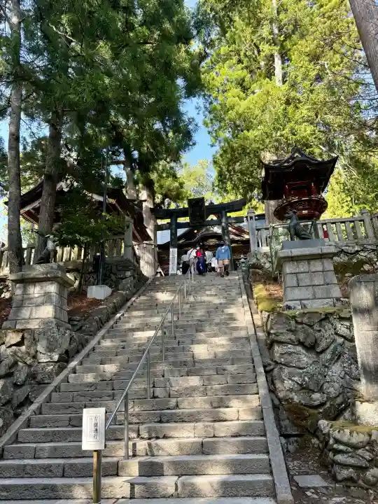 三峯神社の{uncategorized: "未分類", other: "その他", undefined: "問題あり", building: "その他建物", grave: "お墓", sacred_gate: "鳥居", guardian: "狛犬", statue: "像", buddha: "仏像", history: "歴史", nature: "自然", garden: "庭園", animal: "動物", pagoda: "塔", temizu: "手水舎", mountain_gate: "山門・神門", sanctuary: "本殿・本堂", subordinate: "末社・摂社", art: "芸術", scenery: "景色", jizo: "地蔵", ema: "絵馬", goshuin: "御朱印", omikuji: "おみくじ", items: "授与品その他", amulet: "お守り", goshuincho: "御朱印帳", eats: "食事", festival: "お祭り", votive_dance: "神楽", shichigosan: "七五三参", wedding: "結婚式", experience: "体験その他", initially: "初詣", around: "周辺", anti_infection: "感染症対策"}