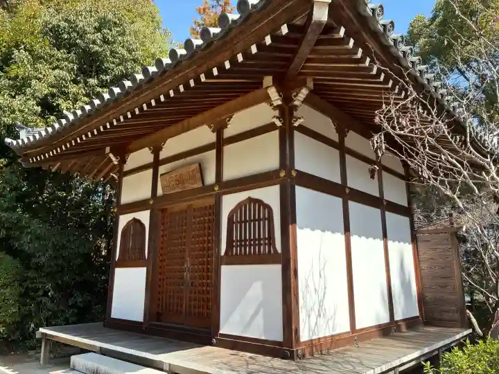 久米寺の{uncategorized: "未分類", other: "その他", undefined: "問題あり", building: "その他建物", grave: "お墓", sacred_gate: "鳥居", guardian: "狛犬", statue: "像", buddha: "仏像", history: "歴史", nature: "自然", garden: "庭園", animal: "動物", pagoda: "塔", temizu: "手水舎", mountain_gate: "山門・神門", sanctuary: "本殿・本堂", subordinate: "末社・摂社", art: "芸術", scenery: "景色", jizo: "地蔵", ema: "絵馬", goshuin: "御朱印", omikuji: "おみくじ", items: "授与品その他", amulet: "お守り", goshuincho: "御朱印帳", eats: "食事", festival: "お祭り", votive_dance: "神楽", shichigosan: "七五三参", wedding: "結婚式", experience: "体験その他", initially: "初詣", around: "周辺", anti_infection: "感染症対策"}
