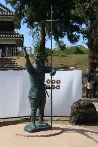 眞田神社の像