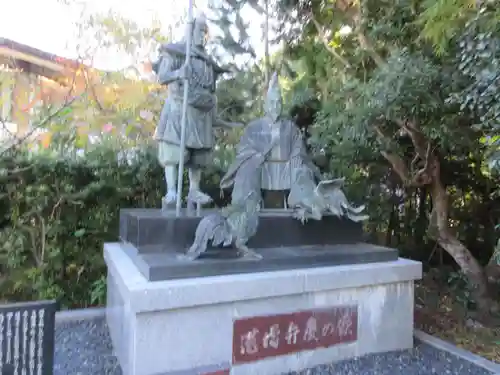 闘鶏神社の像