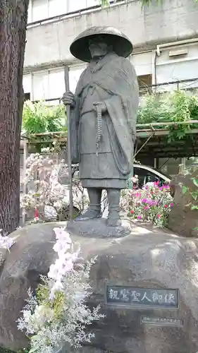 東本願寺の像