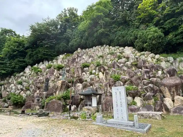 観音正寺の{uncategorized: "未分類", other: "その他", undefined: "問題あり", building: "その他建物", grave: "お墓", sacred_gate: "鳥居", guardian: "狛犬", statue: "像", buddha: "仏像", history: "歴史", nature: "自然", garden: "庭園", animal: "動物", pagoda: "塔", temizu: "手水舎", mountain_gate: "山門・神門", sanctuary: "本殿・本堂", subordinate: "末社・摂社", art: "芸術", scenery: "景色", jizo: "地蔵", ema: "絵馬", goshuin: "御朱印", omikuji: "おみくじ", items: "授与品その他", amulet: "お守り", goshuincho: "御朱印帳", eats: "食事", festival: "お祭り", votive_dance: "神楽", shichigosan: "七五三参", wedding: "結婚式", experience: "体験その他", initially: "初詣", around: "周辺", anti_infection: "感染症対策"}