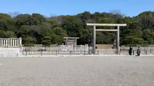 神武天皇陵（畝傍山東北陵）の{uncategorized: "未分類", other: "その他", undefined: "問題あり", building: "その他建物", grave: "お墓", sacred_gate: "鳥居", guardian: "狛犬", statue: "像", buddha: "仏像", history: "歴史", nature: "自然", garden: "庭園", animal: "動物", pagoda: "塔", temizu: "手水舎", mountain_gate: "山門・神門", sanctuary: "本殿・本堂", subordinate: "末社・摂社", art: "芸術", scenery: "景色", jizo: "地蔵", ema: "絵馬", goshuin: "御朱印", omikuji: "おみくじ", items: "授与品その他", amulet: "お守り", goshuincho: "御朱印帳", eats: "食事", festival: "お祭り", votive_dance: "神楽", shichigosan: "七五三参", wedding: "結婚式", experience: "体験その他", initially: "初詣", around: "周辺", anti_infection: "感染症対策"}