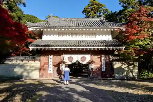 目の霊山　油山寺の山門