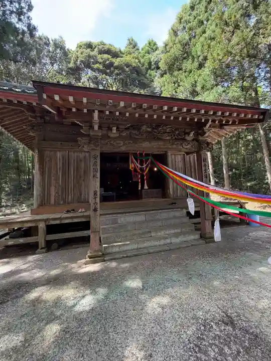 石間寺の{uncategorized: "未分類", other: "その他", undefined: "問題あり", building: "その他建物", grave: "お墓", sacred_gate: "鳥居", guardian: "狛犬", statue: "像", buddha: "仏像", history: "歴史", nature: "自然", garden: "庭園", animal: "動物", pagoda: "塔", temizu: "手水舎", mountain_gate: "山門・神門", sanctuary: "本殿・本堂", subordinate: "末社・摂社", art: "芸術", scenery: "景色", jizo: "地蔵", ema: "絵馬", goshuin: "御朱印", omikuji: "おみくじ", items: "授与品その他", amulet: "お守り", goshuincho: "御朱印帳", eats: "食事", festival: "お祭り", votive_dance: "神楽", shichigosan: "七五三参", wedding: "結婚式", experience: "体験その他", initially: "初詣", around: "周辺", anti_infection: "感染症対策"}
