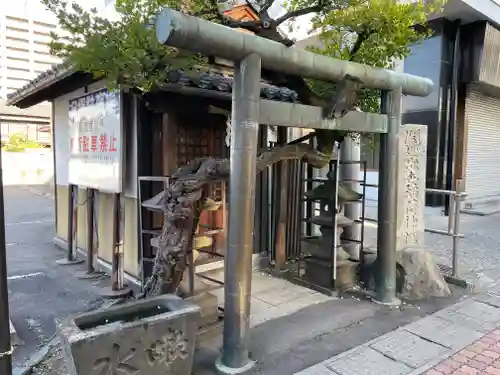 開運出世稲荷神社の鳥居