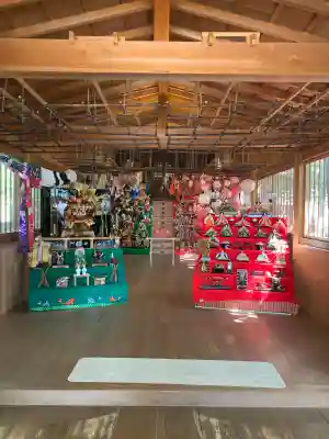 堤治神社の{uncategorized: "未分類", other: "その他", undefined: "問題あり", building: "その他建物", grave: "お墓", sacred_gate: "鳥居", guardian: "狛犬", statue: "像", buddha: "仏像", history: "歴史", nature: "自然", garden: "庭園", animal: "動物", pagoda: "塔", temizu: "手水舎", mountain_gate: "山門・神門", sanctuary: "本殿・本堂", subordinate: "末社・摂社", art: "芸術", scenery: "景色", jizo: "地蔵", ema: "絵馬", goshuin: "御朱印", omikuji: "おみくじ", items: "授与品その他", amulet: "お守り", goshuincho: "御朱印帳", eats: "食事", festival: "お祭り", votive_dance: "神楽", shichigosan: "七五三参", wedding: "結婚式", experience: "体験その他", initially: "初詣", around: "周辺", anti_infection: "感染症対策"}