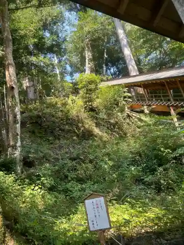 丹生川上神社（下社）の{uncategorized: "未分類", other: "その他", undefined: "問題あり", building: "その他建物", grave: "お墓", sacred_gate: "鳥居", guardian: "狛犬", statue: "像", buddha: "仏像", history: "歴史", nature: "自然", garden: "庭園", animal: "動物", pagoda: "塔", temizu: "手水舎", mountain_gate: "山門・神門", sanctuary: "本殿・本堂", subordinate: "末社・摂社", art: "芸術", scenery: "景色", jizo: "地蔵", ema: "絵馬", goshuin: "御朱印", omikuji: "おみくじ", items: "授与品その他", amulet: "お守り", goshuincho: "御朱印帳", eats: "食事", festival: "お祭り", votive_dance: "神楽", shichigosan: "七五三参", wedding: "結婚式", experience: "体験その他", initially: "初詣", around: "周辺", anti_infection: "感染症対策"}