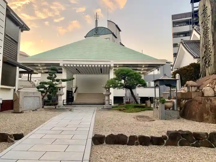 久遠寺の本殿・本堂
