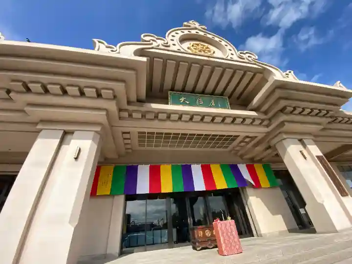 川崎大師交通安全祈祷殿の{uncategorized: "未分類", other: "その他", undefined: "問題あり", building: "その他建物", grave: "お墓", sacred_gate: "鳥居", guardian: "狛犬", statue: "像", buddha: "仏像", history: "歴史", nature: "自然", garden: "庭園", animal: "動物", pagoda: "塔", temizu: "手水舎", mountain_gate: "山門・神門", sanctuary: "本殿・本堂", subordinate: "末社・摂社", art: "芸術", scenery: "景色", jizo: "地蔵", ema: "絵馬", goshuin: "御朱印", omikuji: "おみくじ", items: "授与品その他", amulet: "お守り", goshuincho: "御朱印帳", eats: "食事", festival: "お祭り", votive_dance: "神楽", shichigosan: "七五三参", wedding: "結婚式", experience: "体験その他", initially: "初詣", around: "周辺", anti_infection: "感染症対策"}