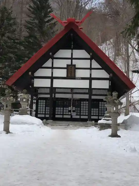 定山渓神社の{uncategorized: "未分類", other: "その他", undefined: "問題あり", building: "その他建物", grave: "お墓", sacred_gate: "鳥居", guardian: "狛犬", statue: "像", buddha: "仏像", history: "歴史", nature: "自然", garden: "庭園", animal: "動物", pagoda: "塔", temizu: "手水舎", mountain_gate: "山門・神門", sanctuary: "本殿・本堂", subordinate: "末社・摂社", art: "芸術", scenery: "景色", jizo: "地蔵", ema: "絵馬", goshuin: "御朱印", omikuji: "おみくじ", items: "授与品その他", amulet: "お守り", goshuincho: "御朱印帳", eats: "食事", festival: "お祭り", votive_dance: "神楽", shichigosan: "七五三参", wedding: "結婚式", experience: "体験その他", initially: "初詣", around: "周辺", anti_infection: "感染症対策"}