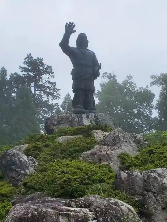 三峯神社の像