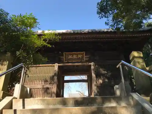 金蔵寺の山門