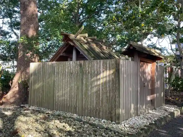 河原神社(豊受大神宮摂社)・毛理神社(豊受大神宮末社)の{uncategorized: "未分類", other: "その他", undefined: "問題あり", building: "その他建物", grave: "お墓", sacred_gate: "鳥居", guardian: "狛犬", statue: "像", buddha: "仏像", history: "歴史", nature: "自然", garden: "庭園", animal: "動物", pagoda: "塔", temizu: "手水舎", mountain_gate: "山門・神門", sanctuary: "本殿・本堂", subordinate: "末社・摂社", art: "芸術", scenery: "景色", jizo: "地蔵", ema: "絵馬", goshuin: "御朱印", omikuji: "おみくじ", items: "授与品その他", amulet: "お守り", goshuincho: "御朱印帳", eats: "食事", festival: "お祭り", votive_dance: "神楽", shichigosan: "七五三参", wedding: "結婚式", experience: "体験その他", initially: "初詣", around: "周辺", anti_infection: "感染症対策"}