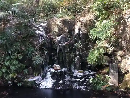 中山鳥瀧神社の{uncategorized: "未分類", other: "その他", undefined: "問題あり", building: "その他建物", grave: "お墓", sacred_gate: "鳥居", guardian: "狛犬", statue: "像", buddha: "仏像", history: "歴史", nature: "自然", garden: "庭園", animal: "動物", pagoda: "塔", temizu: "手水舎", mountain_gate: "山門・神門", sanctuary: "本殿・本堂", subordinate: "末社・摂社", art: "芸術", scenery: "景色", jizo: "地蔵", ema: "絵馬", goshuin: "御朱印", omikuji: "おみくじ", items: "授与品その他", amulet: "お守り", goshuincho: "御朱印帳", eats: "食事", festival: "お祭り", votive_dance: "神楽", shichigosan: "七五三参", wedding: "結婚式", experience: "体験その他", initially: "初詣", around: "周辺", anti_infection: "感染症対策"}