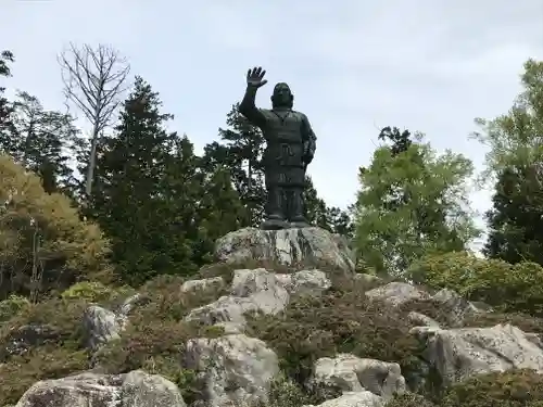 三峯神社の像