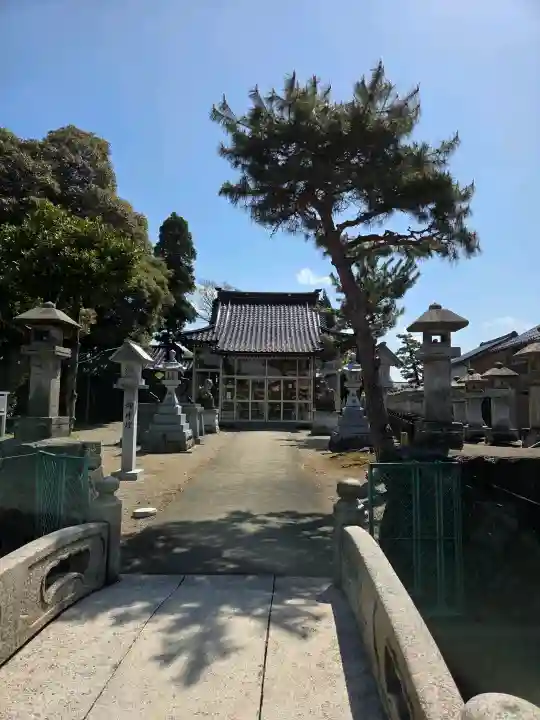 道神社の{uncategorized: "未分類", other: "その他", undefined: "問題あり", building: "その他建物", grave: "お墓", sacred_gate: "鳥居", guardian: "狛犬", statue: "像", buddha: "仏像", history: "歴史", nature: "自然", garden: "庭園", animal: "動物", pagoda: "塔", temizu: "手水舎", mountain_gate: "山門・神門", sanctuary: "本殿・本堂", subordinate: "末社・摂社", art: "芸術", scenery: "景色", jizo: "地蔵", ema: "絵馬", goshuin: "御朱印", omikuji: "おみくじ", items: "授与品その他", amulet: "お守り", goshuincho: "御朱印帳", eats: "食事", festival: "お祭り", votive_dance: "神楽", shichigosan: "七五三参", wedding: "結婚式", experience: "体験その他", initially: "初詣", around: "周辺", anti_infection: "感染症対策"}