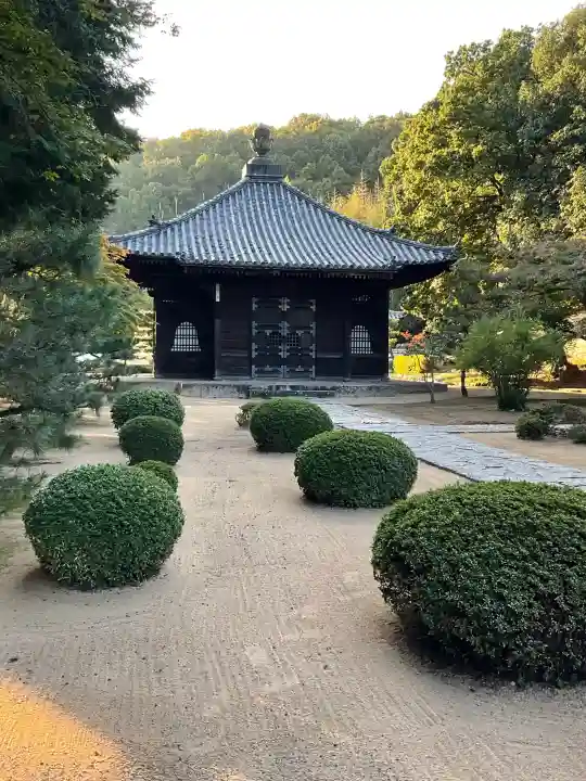 曹源寺の{uncategorized: "未分類", other: "その他", undefined: "問題あり", building: "その他建物", grave: "お墓", sacred_gate: "鳥居", guardian: "狛犬", statue: "像", buddha: "仏像", history: "歴史", nature: "自然", garden: "庭園", animal: "動物", pagoda: "塔", temizu: "手水舎", mountain_gate: "山門・神門", sanctuary: "本殿・本堂", subordinate: "末社・摂社", art: "芸術", scenery: "景色", jizo: "地蔵", ema: "絵馬", goshuin: "御朱印", omikuji: "おみくじ", items: "授与品その他", amulet: "お守り", goshuincho: "御朱印帳", eats: "食事", festival: "お祭り", votive_dance: "神楽", shichigosan: "七五三参", wedding: "結婚式", experience: "体験その他", initially: "初詣", around: "周辺", anti_infection: "感染症対策"}