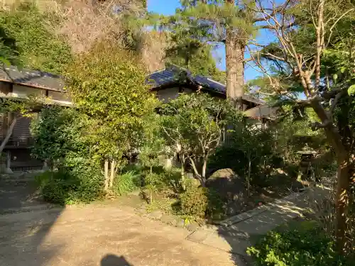 円覚寺の{uncategorized: "未分類", other: "その他", undefined: "問題あり", building: "その他建物", grave: "お墓", sacred_gate: "鳥居", guardian: "狛犬", statue: "像", buddha: "仏像", history: "歴史", nature: "自然", garden: "庭園", animal: "動物", pagoda: "塔", temizu: "手水舎", mountain_gate: "山門・神門", sanctuary: "本殿・本堂", subordinate: "末社・摂社", art: "芸術", scenery: "景色", jizo: "地蔵", ema: "絵馬", goshuin: "御朱印", omikuji: "おみくじ", items: "授与品その他", amulet: "お守り", goshuincho: "御朱印帳", eats: "食事", festival: "お祭り", votive_dance: "神楽", shichigosan: "七五三参", wedding: "結婚式", experience: "体験その他", initially: "初詣", around: "周辺", anti_infection: "感染症対策"}