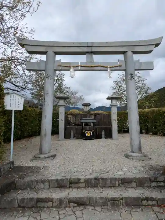 熊野本宮大社産田社の{uncategorized: "未分類", other: "その他", undefined: "問題あり", building: "その他建物", grave: "お墓", sacred_gate: "鳥居", guardian: "狛犬", statue: "像", buddha: "仏像", history: "歴史", nature: "自然", garden: "庭園", animal: "動物", pagoda: "塔", temizu: "手水舎", mountain_gate: "山門・神門", sanctuary: "本殿・本堂", subordinate: "末社・摂社", art: "芸術", scenery: "景色", jizo: "地蔵", ema: "絵馬", goshuin: "御朱印", omikuji: "おみくじ", items: "授与品その他", amulet: "お守り", goshuincho: "御朱印帳", eats: "食事", festival: "お祭り", votive_dance: "神楽", shichigosan: "七五三参", wedding: "結婚式", experience: "体験その他", initially: "初詣", around: "周辺", anti_infection: "感染症対策"}