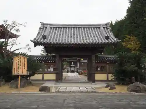 蓮華院誕生寺奥之院の山門