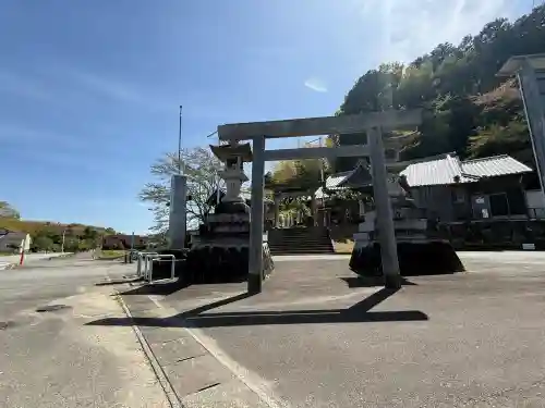 松尾神社の{uncategorized: "未分類", other: "その他", undefined: "問題あり", building: "その他建物", grave: "お墓", sacred_gate: "鳥居", guardian: "狛犬", statue: "像", buddha: "仏像", history: "歴史", nature: "自然", garden: "庭園", animal: "動物", pagoda: "塔", temizu: "手水舎", mountain_gate: "山門・神門", sanctuary: "本殿・本堂", subordinate: "末社・摂社", art: "芸術", scenery: "景色", jizo: "地蔵", ema: "絵馬", goshuin: "御朱印", omikuji: "おみくじ", items: "授与品その他", amulet: "お守り", goshuincho: "御朱印帳", eats: "食事", festival: "お祭り", votive_dance: "神楽", shichigosan: "七五三参", wedding: "結婚式", experience: "体験その他", initially: "初詣", around: "周辺", anti_infection: "感染症対策"}