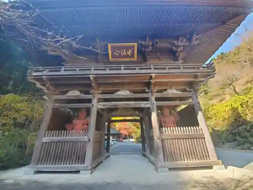 出流山満願寺の山門