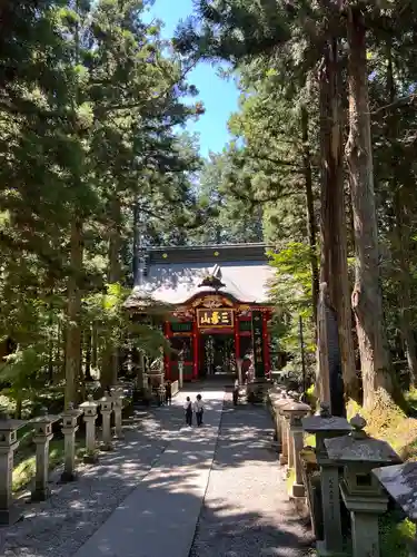 三峯神社の山門