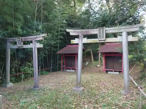 大六天社・正一位稲荷社の鳥居