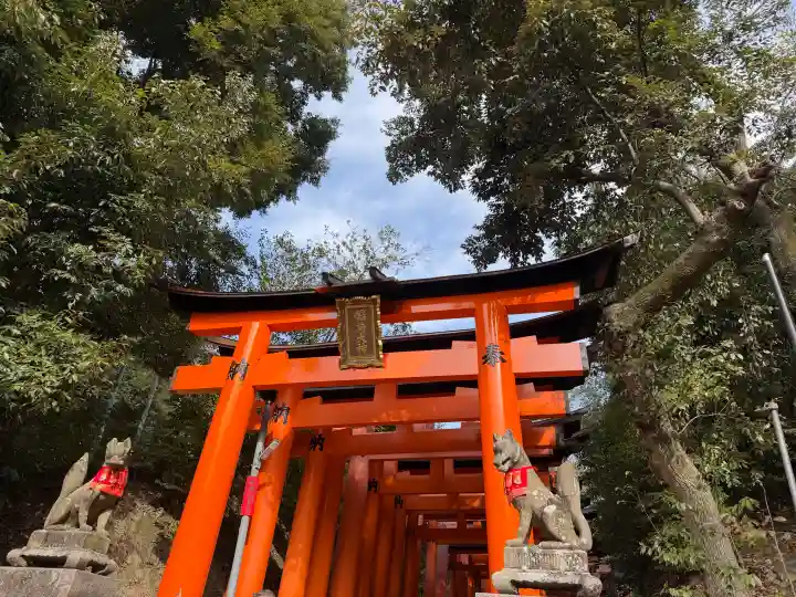 伏見稲荷大社の{uncategorized: "未分類", other: "その他", undefined: "問題あり", building: "その他建物", grave: "お墓", sacred_gate: "鳥居", guardian: "狛犬", statue: "像", buddha: "仏像", history: "歴史", nature: "自然", garden: "庭園", animal: "動物", pagoda: "塔", temizu: "手水舎", mountain_gate: "山門・神門", sanctuary: "本殿・本堂", subordinate: "末社・摂社", art: "芸術", scenery: "景色", jizo: "地蔵", ema: "絵馬", goshuin: "御朱印", omikuji: "おみくじ", items: "授与品その他", amulet: "お守り", goshuincho: "御朱印帳", eats: "食事", festival: "お祭り", votive_dance: "神楽", shichigosan: "七五三参", wedding: "結婚式", experience: "体験その他", initially: "初詣", around: "周辺", anti_infection: "感染症対策"}