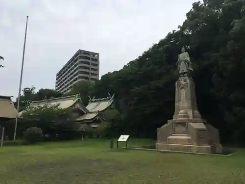 照國神社の像