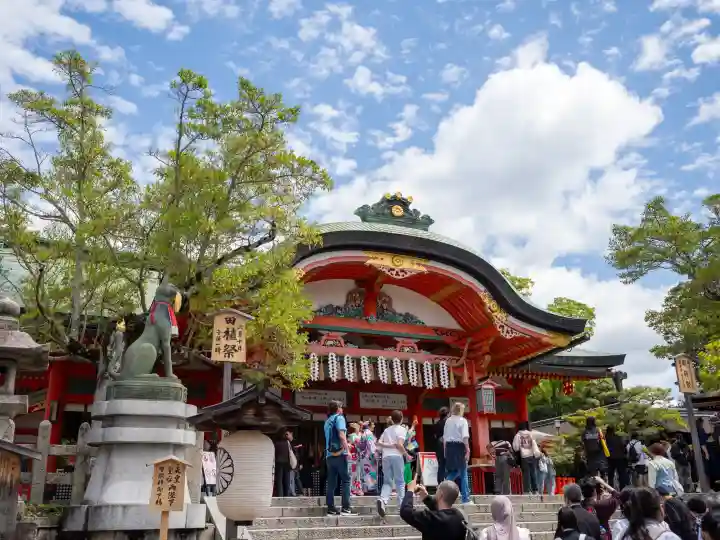 伏見稲荷大社の{uncategorized: "未分類", other: "その他", undefined: "問題あり", building: "その他建物", grave: "お墓", sacred_gate: "鳥居", guardian: "狛犬", statue: "像", buddha: "仏像", history: "歴史", nature: "自然", garden: "庭園", animal: "動物", pagoda: "塔", temizu: "手水舎", mountain_gate: "山門・神門", sanctuary: "本殿・本堂", subordinate: "末社・摂社", art: "芸術", scenery: "景色", jizo: "地蔵", ema: "絵馬", goshuin: "御朱印", omikuji: "おみくじ", items: "授与品その他", amulet: "お守り", goshuincho: "御朱印帳", eats: "食事", festival: "お祭り", votive_dance: "神楽", shichigosan: "七五三参", wedding: "結婚式", experience: "体験その他", initially: "初詣", around: "周辺", anti_infection: "感染症対策"}