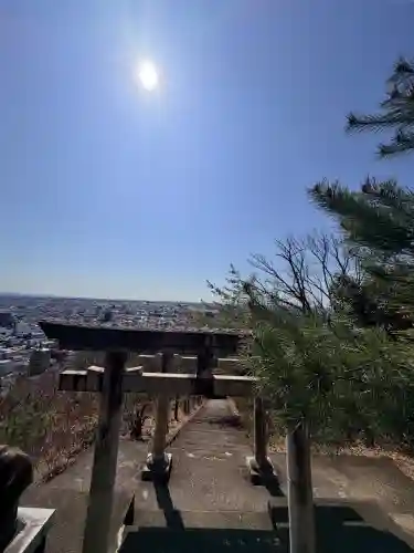 岐阜稲荷山本社の{uncategorized: "未分類", other: "その他", undefined: "問題あり", building: "その他建物", grave: "お墓", sacred_gate: "鳥居", guardian: "狛犬", statue: "像", buddha: "仏像", history: "歴史", nature: "自然", garden: "庭園", animal: "動物", pagoda: "塔", temizu: "手水舎", mountain_gate: "山門・神門", sanctuary: "本殿・本堂", subordinate: "末社・摂社", art: "芸術", scenery: "景色", jizo: "地蔵", ema: "絵馬", goshuin: "御朱印", omikuji: "おみくじ", items: "授与品その他", amulet: "お守り", goshuincho: "御朱印帳", eats: "食事", festival: "お祭り", votive_dance: "神楽", shichigosan: "七五三参", wedding: "結婚式", experience: "体験その他", initially: "初詣", around: "周辺", anti_infection: "感染症対策"}