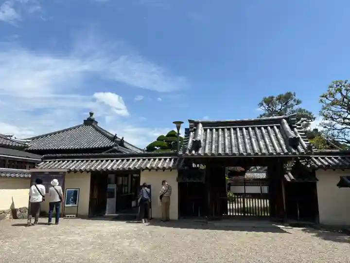 中宮寺の{uncategorized: "未分類", other: "その他", undefined: "問題あり", building: "その他建物", grave: "お墓", sacred_gate: "鳥居", guardian: "狛犬", statue: "像", buddha: "仏像", history: "歴史", nature: "自然", garden: "庭園", animal: "動物", pagoda: "塔", temizu: "手水舎", mountain_gate: "山門・神門", sanctuary: "本殿・本堂", subordinate: "末社・摂社", art: "芸術", scenery: "景色", jizo: "地蔵", ema: "絵馬", goshuin: "御朱印", omikuji: "おみくじ", items: "授与品その他", amulet: "お守り", goshuincho: "御朱印帳", eats: "食事", festival: "お祭り", votive_dance: "神楽", shichigosan: "七五三参", wedding: "結婚式", experience: "体験その他", initially: "初詣", around: "周辺", anti_infection: "感染症対策"}