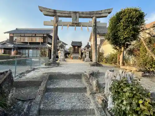 八幡社の{uncategorized: "未分類", other: "その他", undefined: "問題あり", building: "その他建物", grave: "お墓", sacred_gate: "鳥居", guardian: "狛犬", statue: "像", buddha: "仏像", history: "歴史", nature: "自然", garden: "庭園", animal: "動物", pagoda: "塔", temizu: "手水舎", mountain_gate: "山門・神門", sanctuary: "本殿・本堂", subordinate: "末社・摂社", art: "芸術", scenery: "景色", jizo: "地蔵", ema: "絵馬", goshuin: "御朱印", omikuji: "おみくじ", items: "授与品その他", amulet: "お守り", goshuincho: "御朱印帳", eats: "食事", festival: "お祭り", votive_dance: "神楽", shichigosan: "七五三参", wedding: "結婚式", experience: "体験その他", initially: "初詣", around: "周辺", anti_infection: "感染症対策"}