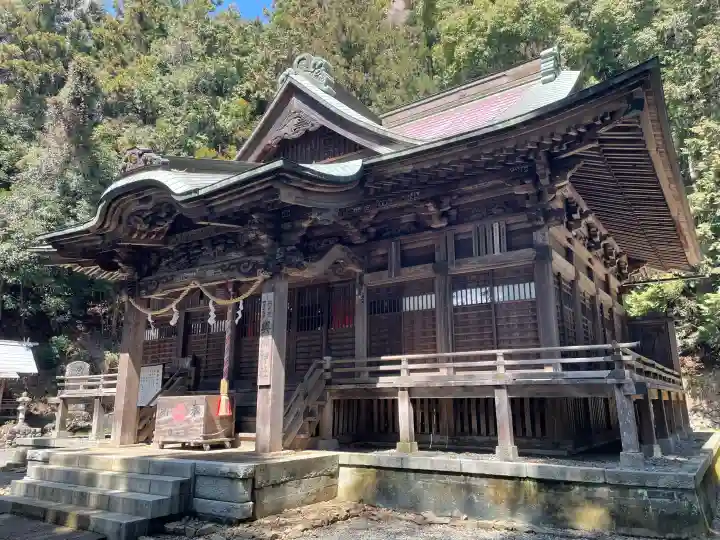 與瀬神社(与瀬神社)の{uncategorized: "未分類", other: "その他", undefined: "問題あり", building: "その他建物", grave: "お墓", sacred_gate: "鳥居", guardian: "狛犬", statue: "像", buddha: "仏像", history: "歴史", nature: "自然", garden: "庭園", animal: "動物", pagoda: "塔", temizu: "手水舎", mountain_gate: "山門・神門", sanctuary: "本殿・本堂", subordinate: "末社・摂社", art: "芸術", scenery: "景色", jizo: "地蔵", ema: "絵馬", goshuin: "御朱印", omikuji: "おみくじ", items: "授与品その他", amulet: "お守り", goshuincho: "御朱印帳", eats: "食事", festival: "お祭り", votive_dance: "神楽", shichigosan: "七五三参", wedding: "結婚式", experience: "体験その他", initially: "初詣", around: "周辺", anti_infection: "感染症対策"}