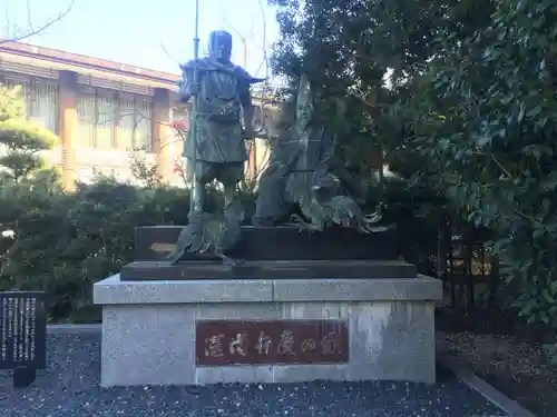 闘鶏神社の像