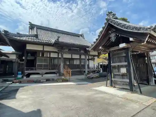 聞光寺の{uncategorized: "未分類", other: "その他", undefined: "問題あり", building: "その他建物", grave: "お墓", sacred_gate: "鳥居", guardian: "狛犬", statue: "像", buddha: "仏像", history: "歴史", nature: "自然", garden: "庭園", animal: "動物", pagoda: "塔", temizu: "手水舎", mountain_gate: "山門・神門", sanctuary: "本殿・本堂", subordinate: "末社・摂社", art: "芸術", scenery: "景色", jizo: "地蔵", ema: "絵馬", goshuin: "御朱印", omikuji: "おみくじ", items: "授与品その他", amulet: "お守り", goshuincho: "御朱印帳", eats: "食事", festival: "お祭り", votive_dance: "神楽", shichigosan: "七五三参", wedding: "結婚式", experience: "体験その他", initially: "初詣", around: "周辺", anti_infection: "感染症対策"}