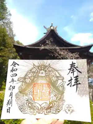 
光の当たり方で、キラキラの表情が変わるので、色んなとこで、光の当て方を変えながら撮ってみました。

まずは本殿と…



